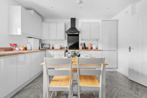 Near Worcester City Centre with close access to shops and public transport - Can accommodate up to 12 guests over 3 x 2 bedroomed flats - longer stays welcome